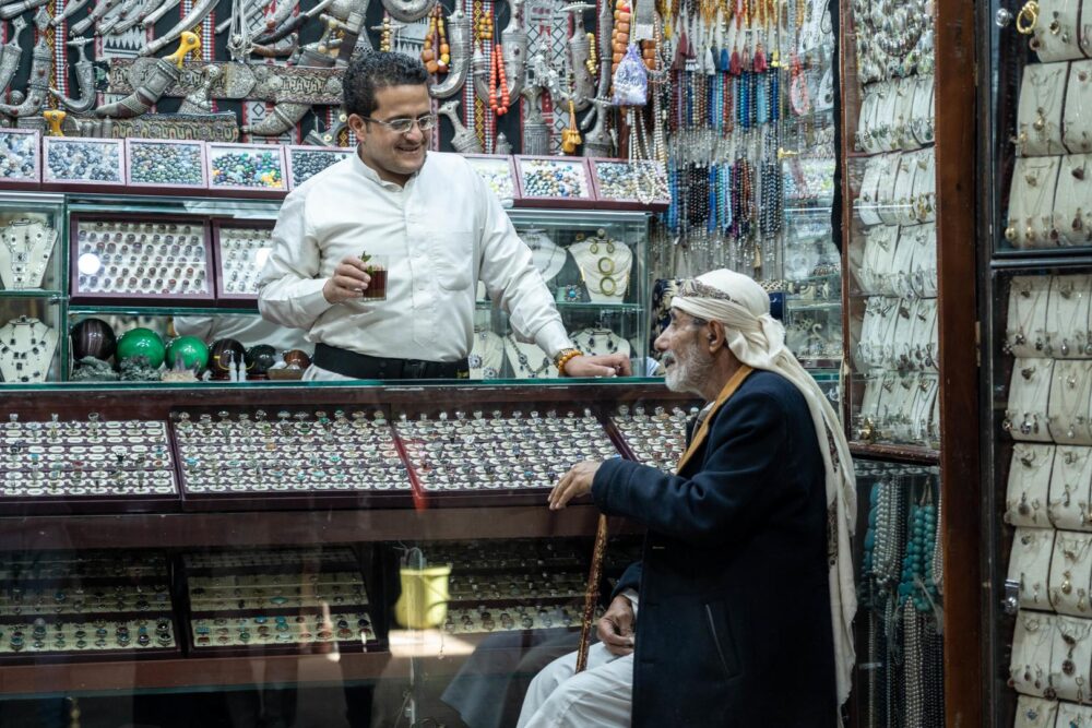 الريال يواصل استقراره.. وفجوة الذهب بين عدن وصنعاء تعكس انقسام سعر الصرف