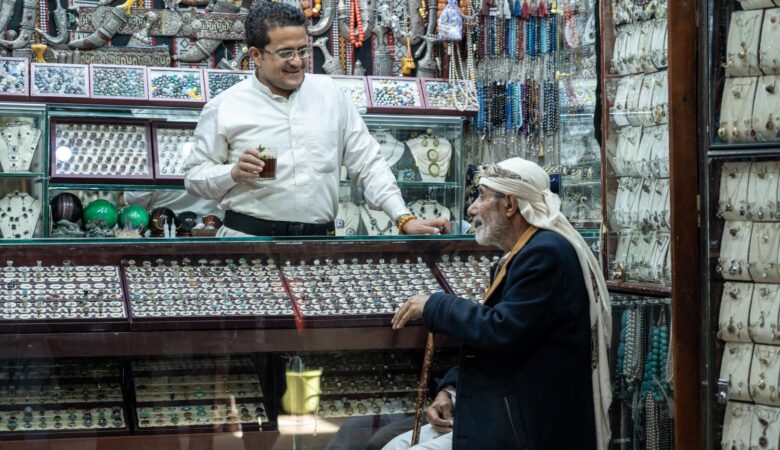 الريال يواصل استقراره.. وفجوة الذهب بين عدن وصنعاء تعكس انقسام سعر الصرف