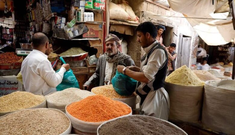 الريال يواصل الاستقرار في عدن وصنعاء.. والأسعار لا تتبعه
