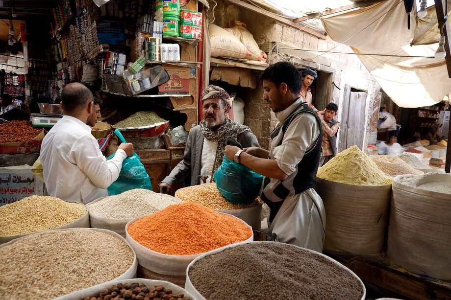 الريال يواصل الاستقرار في عدن وصنعاء.. والأسعار لا تتبعه
