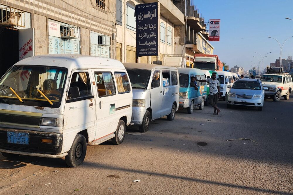 أزمة في خدمات النقل بعدن.. مواطنون بلا مواصلات وموظفون بلا رواتب