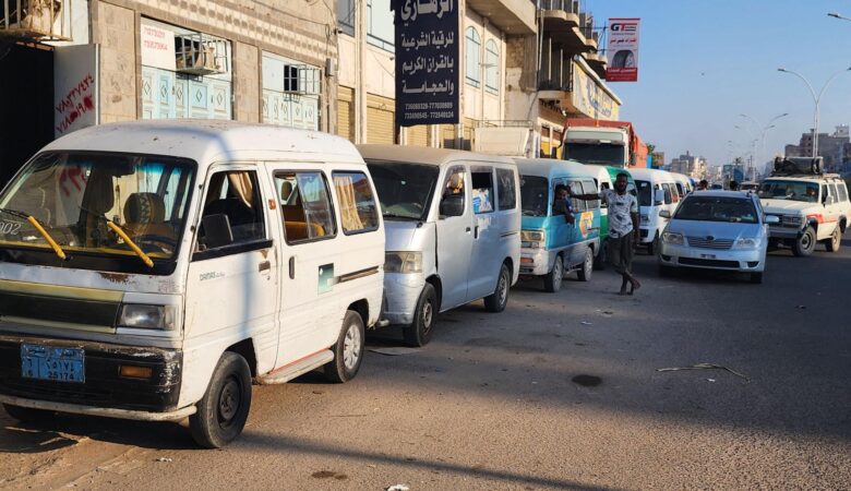 أزمة في خدمات النقل بعدن.. مواطنون بلا مواصلات وموظفون بلا رواتب