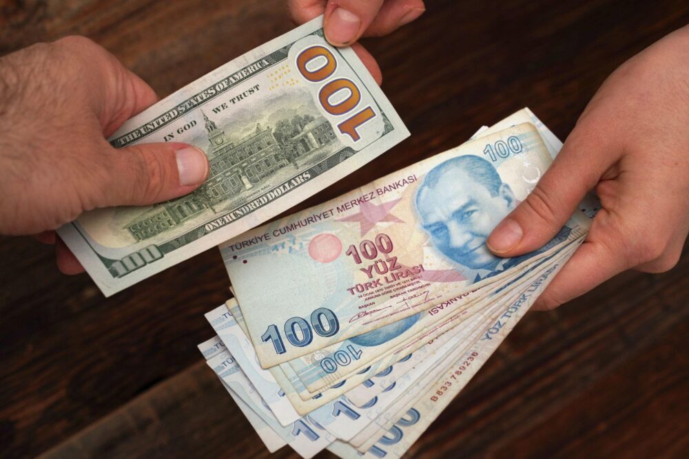 المركزي التركي يثبّت الفائدة عند 37% للمرة الخامسة.. وتخفيض لتوقعات النمو