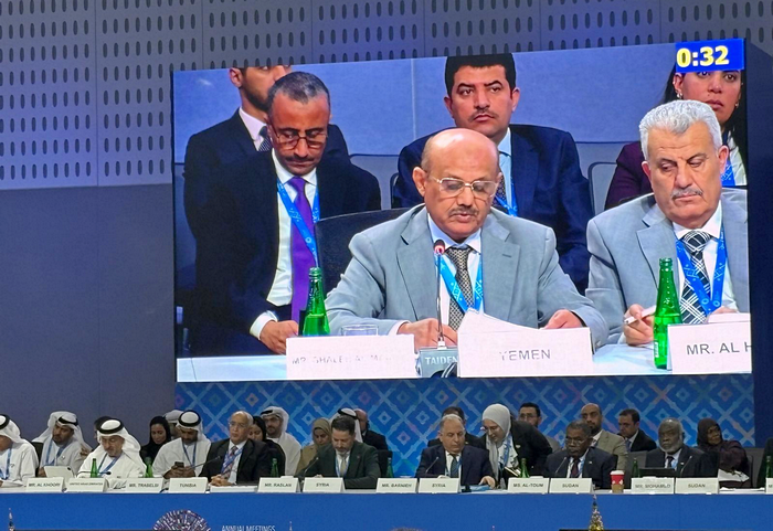 محافظ البنك المركزي اليمني أحمد غالب يتحدث في اجتماع صندوق النقد الدولي لمحافظي البنوك المركزية ووزراء المالية في منطقة الشرق الأوسط وشمال أفريقيا في بانكوك
